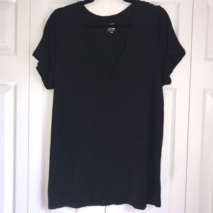 Black v-neck tee